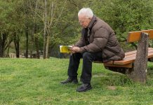 Why Retirees Should Live In A Retirement Community? old-man